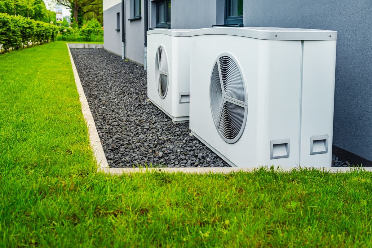 Moderne Wärmepumpe im Außenbereich eines Hauses, installiert vom Fachbetrieb für Heizung und Sanitär in Mühlheim.