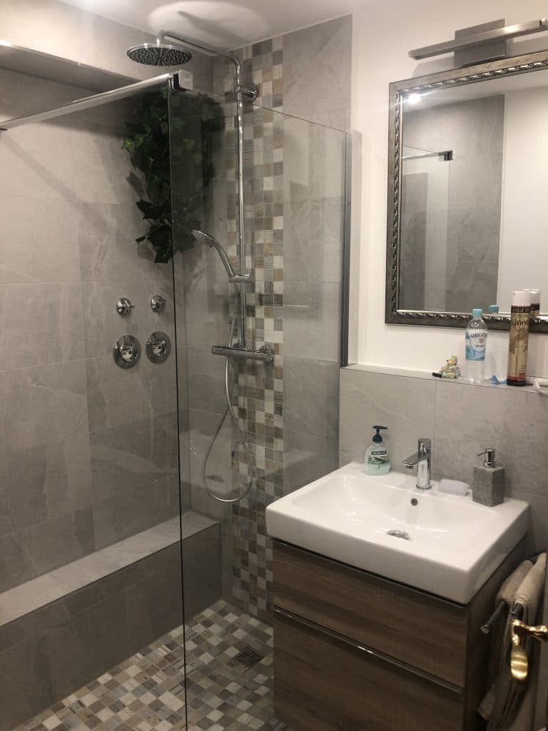 Hochwertiges Badezimmer nach Badsanierung – moderne Armaturen und Fliesen