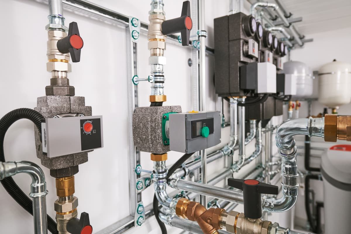 Moderne Heizungsanlage – Gasheizung und Heiztechnik in einem Technikraum